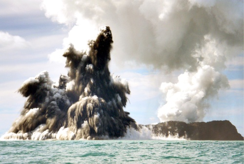 Entra en erupción un volcán submarino en Tonga