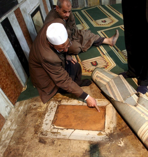 Un hombre muestra una huella que el rito Shafi'i del islam atribuye al profeta Mahoma en el mausoleo del imán Al Shafi'i en la Ciudad de los Muertos de El Cairo, Egipto. El imán Al Shafi'i, que llegó a Egipto desde Arabia en el siglo IX fundó uno de los cuatro ritos del Islam y está considerado uno de los grandes santos musulmanes. Su mausoleo constituye un lugar de peregrinaje y desde la Edad Media es uno de los lugares islámicos más sagrados en El Cairo. Instituciones como el Consejo Supremo de Antiguedades de Egipto han participado en un proyecto para restaurarlo, junto a la mezquita adyacente y la residencia. La primera fase ya completada ya fué inaugurada.