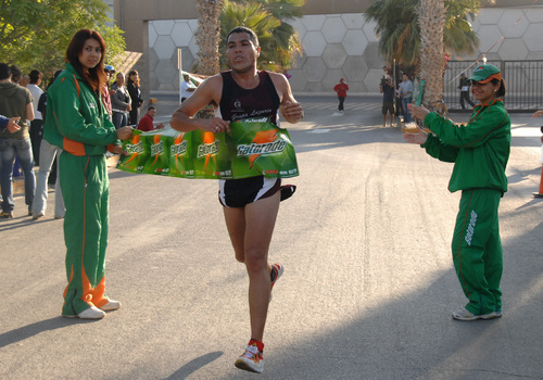 Felipe de Jesús Orona Cerda fue el ganador absoluto de la quinta edición de la Carrera Atlética 5 K Alcanza tu Meta, celebrada ayer con la participación de alrededor de 500 corredores. Su tiempo fue de 16 minutos y 36 segundos. (Fotografía de Ramón Sotomayor Covarrubias)