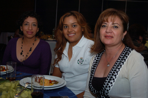 Claudia de Jiménez, Ana Isabel Hernández y Cristina de Villa, presentes en el evento.