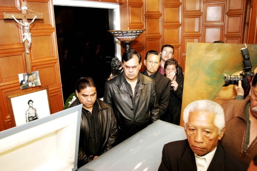 Una gran cantidad de integrantes de la familia boxística y seguidores del 'Ratón' Macías acudieron a velar los restos del considerado el máximo ídolo del boxeo azteca. (El Universal)