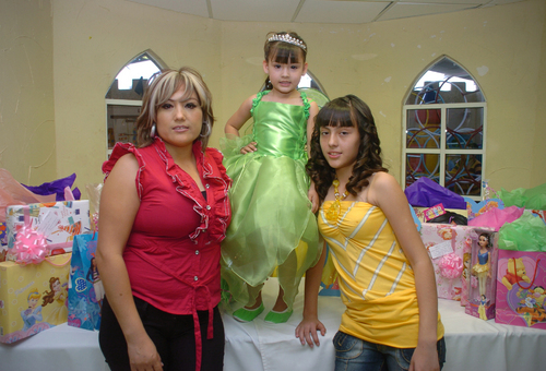 Andrea con su mamá Diana González de Rivera y su hermana Ingrid Rivera González.