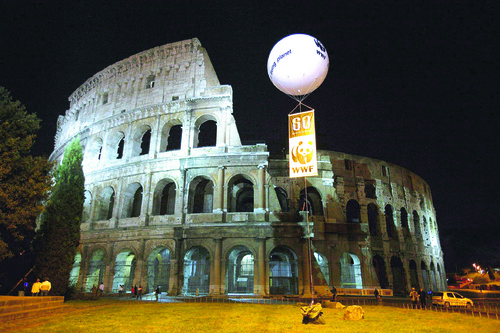 Coliseo oscuro. Imagen del Coliseo Romano durante 'La Hora del Planeta', anfiteatro situado en el Centro de la capital itailana.