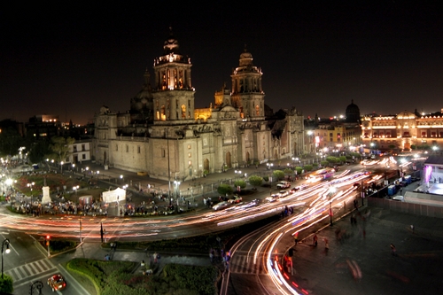 México apoya. La Catedral Metropolitana en México fue uno de los edificios públicos donde se apagaron las luces para celebrar la 'Hora del Planeta'. En la imagen previo al evento.
