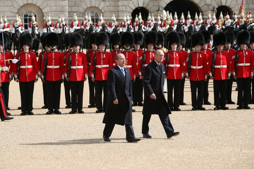 Pasa revista. El presidente de México, Felipe Calderón Hinojosa, pasó revista a la Guardia de Honor acompañado por el Duque de Edimburgo, en la explanada Horse Guards Parade del Palacio de Buckingham, escuchó unas salvas en su honor.  