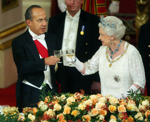 La Reina Isabel II aseguró que su país apoyará a la economía emergente de México, durante el banquete ofrecido en honor a Felipe Calderón.