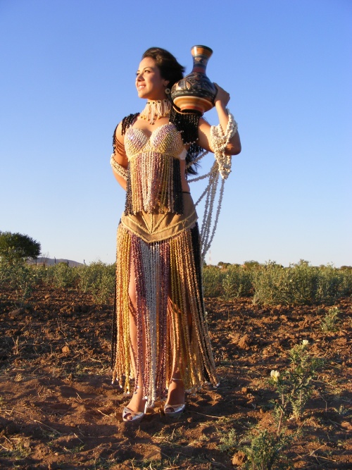 VESTIDO HECHO DE FRIJOL
Gardenia Leyva Lozano (ex-reina de la Feria delMaíz), muestra un traje típico regional
estilizado, hecho porMagadalenoMoreno Cháirez, el cual pesa 15 kg. contiene
6 variedades de frijol cosechado en Guadalupe Victoria (Pinto Saltillo, Bayo
Blanco, AlubiaBlanca, Patol, Flor deMayo, Negro San Luis) y maíz criollo de la
región. La elaboración duró 22 días, con 12 horas de trabajo diario, con un equipo
de 3 personas. Gardenia modelará el vestido, en la exposicion “Usos y Costumbres,
Corazón y Rostro de Guadalupe Victoria”, el 4 de abril en Paseo, Durango.