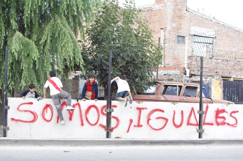El responsable de la construcción del muro es el intendente (alcalde) de San Isidro, Gustavo Posse (opositor), quien para “combatir a la delincuencia y proteger a mis vecinos”, decidió construir un muro de 270 metros a lo largo de la avenida Uruguay. (EFE)