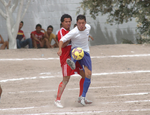 El Centro de Sinergia Futbolística de Ciudad Lerdo se coronó campeón del Pentagonal de Futbol de Semana Mayor, celebrado en esta comunidad. (Fotografía de Jesús Galindo)