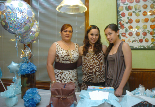 Alicia junto a su mamá Noemí González de Guerrero y su hermana Noemí Elizabeth Guerrero González. 