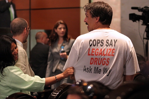 ¿Por qué?. Un asistente al Foro de Debate sobre la Regulación de la Planta Cannabis en México, en el Palacio Legislativo de San Lázaro, porta una camiseta con la leyenda en inglés 'Los Policías dicen: Legalicen las Drogas, pregúntenme por qué'.