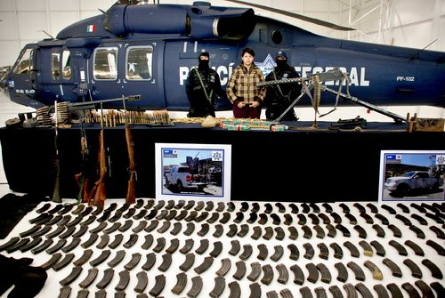 Arsenal. La Policía Federal presentó a Anahí Beltrán Cabrera, de 20 años de edad, quien fue detenida el lunes en Santa Anna, Sonora, en posesión de un arsenal, incluyendo una metralleta antiaérea.