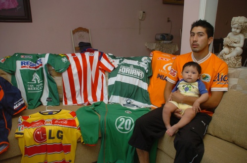 En el hogar de la familia de Oribe Peralta, en La Partida, Coahuila, hay una gran alegría por su llamado a la Selección Nacional. Obed muestra orgulloso las camisetas que ha portado su hermano Oribe. (Fotografía de Jesús Galindo López)