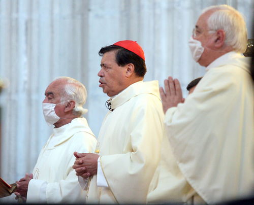 EL UNIVERSAL Se protegen. El cardenal Norberto Rivera (sin tapabocas), oficia la misa dominical en la catedral metropolitana que fue a puerta cerrada por el brote de influenza que afecta al DF.