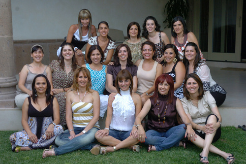 La novia junto a un grupo de amigas que acudieron a su fiesta prenupcial.  