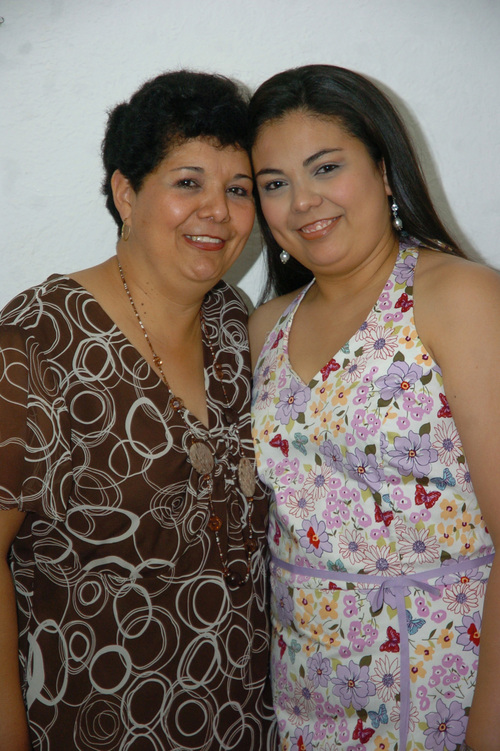 EL SIGLO DE TORREÓN / ÉRICK SOTOMAYOR Novia. Yendi fue despedida de soltera por su mamá Mayela Fernández de Sánchez.