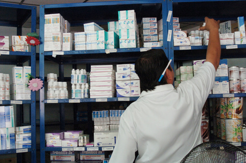 Control. La Profeco recorrerá las farmacias del país para evitar que se surtan recetas de medicamentos contra la Influenza sin receta médica. 