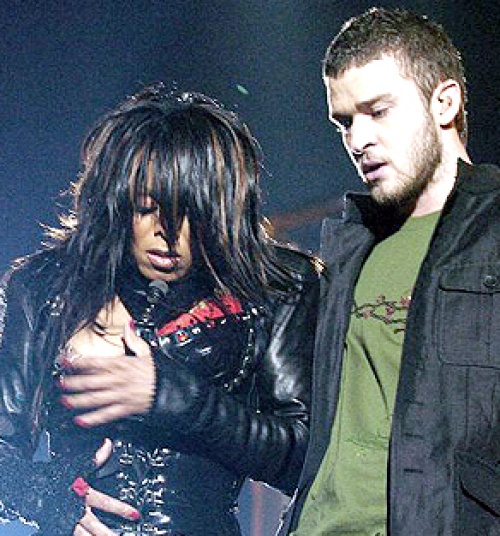 La actriz mostró un seno cuando se le desprendió la blusa mientras actuaba en la función de intermedio de la final del campeonato de fútbol norteamericano Super Bowl en 2004.