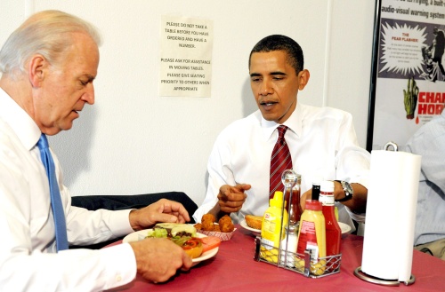 Obama y Biden fueron al mostrador donde se cocinaba la carne y ordenaron dos hamburguesas. (EFE)