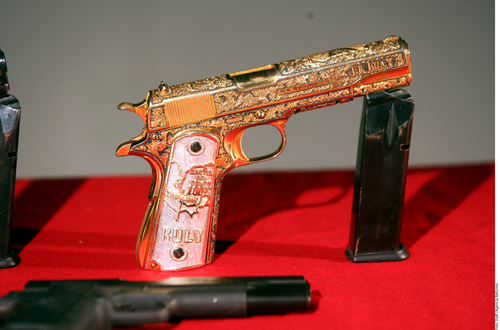 Armas de lujo. De las armas mostradas por el Ejército, una de las pistolas .38 Súper está bañada en oro y tiene las cachas doradas con incrustaciones aparentemente de diamantes