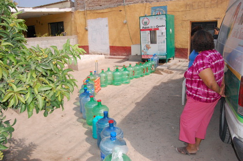 Hacen fila para nada. Los habitantes del ejido Luchanas forman sus garrafones en las máquinas purificadoras con la esperanza de llevar agua para beber a sus hogares, cosa que no sucede.