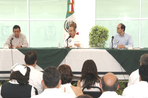 En Torreón. El presidente Felipe Calderón visitó las instalaciones de la UMA del IMSS y anunció que se reforzará la infraestructura hospitalaria.
