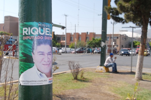 No se puede. Miguel Ángel Riquelme, candidato del PRI en el distrito 5, colocó calcomanías en postes.