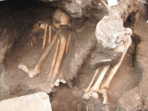 Un total de 17 esqueletos humanos con ofrendas del periodo Posclásico Temprano (900-1150) fueron encontrados en el estado central mexicano de Puebla. 