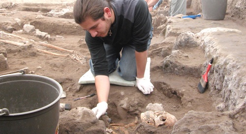 Los entierros son previos a la llegada de los toltecas-chichimecas, lo cual ocurrió alrededor del 1150.