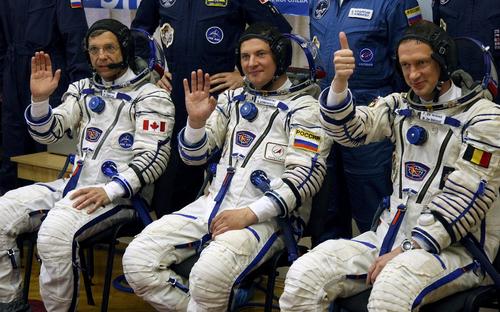 Despedida. El astronauta canadiense Robert Thirsk (i), el astronauta belga de la Agencia Espacial Europea Frank De Winne (d), y el cosmonauta ruso Roman Romanenko, miembros de la principal tripulación del Soyuz TMA-15, saludan durante la ceremonia de despedida antes del lanzamiento del cohete.  EFE