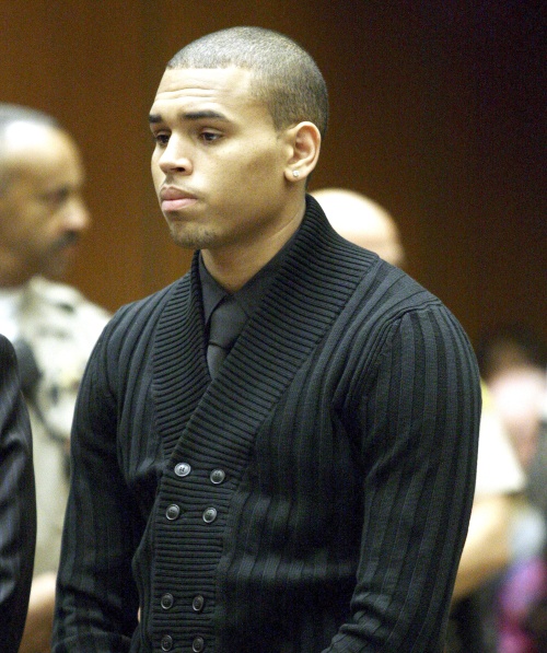 El cantante Chris Brown, acusado de golpear a su ex novia Rihanna, acaba de presentar un nuevo vídeo en el sitio YouTube, donde anuncia su próximo disco y defender su imagen. (Archivo)