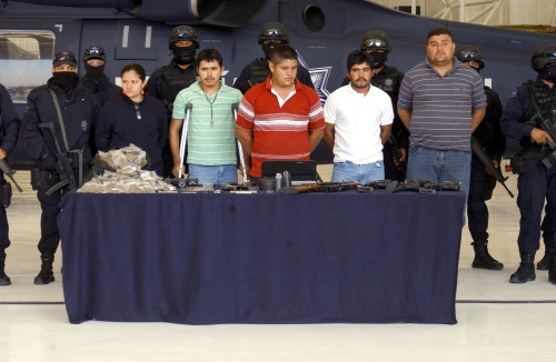 La Secretaría de Seguridad Pública federal detiene a María Guadalupe, Oscar y Juan Manuel Barajas Landa, así como Martín y Antonio Barajas Valencia, integrantes de la organización criminal conocida como 'La Familia Michoacana'. (Notimex)