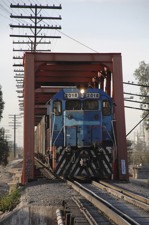 A diario. Decenas de furgones del ferrocarril salen de los patios de la empresa Ferromex cargados de sustancias peligrosas  y atraviesan la ciudad.