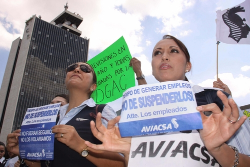 Demandas.  Los empleados denunciaron ayer que la SCT se valió de 'mentiras' e 'ilegalidades' para argumentar una supuesta falta de seguridad en los vuelos de esa empresa.  NOTIMEX 