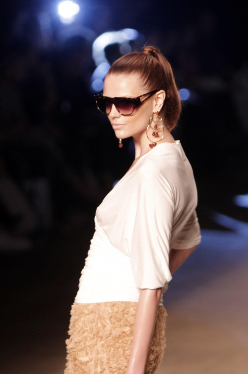  Una modelo desfila un diseño de Graça Otoni, ayer, 7 de junio de 2009, durante la XVSemana de laModa de Río de Janeiro Fashion, que se realiza en Río de Janeiro (Brasil). Elevento presentó las tendencias cariocas para la primavera y elverano de 2010, y abre una nueva etapa en la que busca acercarse a su hermana mayor, la Sao Paulo FashionWeek. 