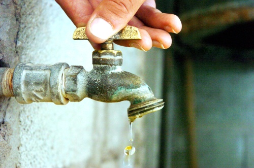 El legislador del PRD afirmó que la iniciativa de Ley de Agua Potable y Saneamiento, realizada con la colaboración de organismos especializados, intenta corregir las deficiencias de los sistemas de agua potable. 