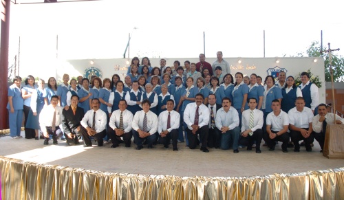 La hermana Olivia acompañada del personal del colegio Echavarría que la festejó con motivo de sus Bodas de Oro religiosas.