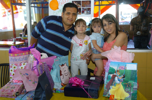 En familia. La festejada acompañada de sus papás, Carlos Andrés Pérez Álvarez y Norma Garay de Pérez, así como de su hermanita Jimena Pérez Garay. Muy linda lució Carla Vanessa en su piñata. 