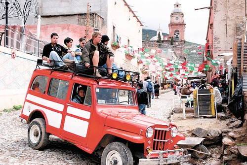Pueblo mágico. A caballo se puede ir hasta El Quemado o se puede bajar en una Willis (jeeps de la posguerra) a conocer el desierto, en cualquiera de las dos se asegura una aventura.