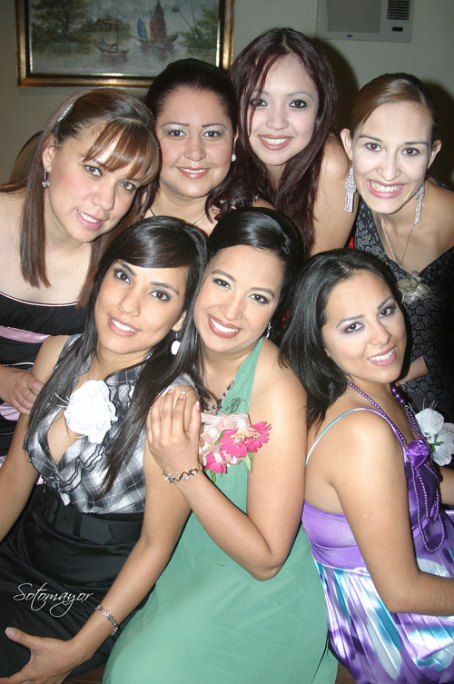 Luz Adriana acompañada de sus amigas Martha de Ávila, Fabiola Favila, Yazmín Rivas, Adriana Hernández, Lorena Magadán y Valeria Morales.