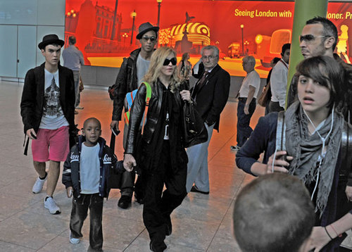 Al pendiente. Los paparazzi estuvieron al tanto del reencuentro de la cantante y Mercy, desde el aeropuerto hasta la misma Cábala. 