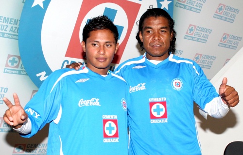 El hondureño Ramón Núñez y el mexicano Melvin Brown son presentados como refuerzos de La Máquina Celeste del Cruz Azul para el Torneo Apertura 2009. (El Universal)