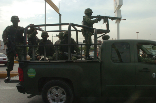 Operativo. Soldados durante un recorrido de vigilancia en la Comarca Lagunera.