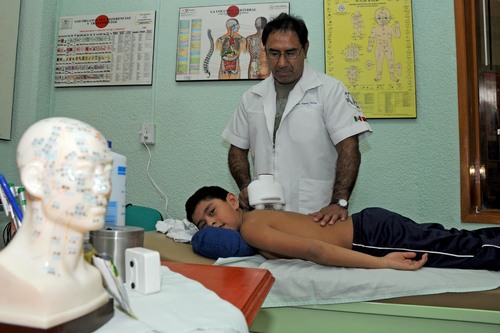 Genaro Vázquez cambia sus garras de pantera azul por agujas para curar en su consultorio de acupuntura a cerca de 60 pacientes.  (Fotografías El Universal)