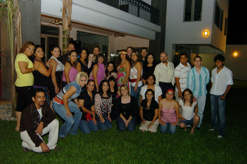 Le desean lo mejor. Mayra rodeada de un grupo de familiares y amigas que asistieron a su fiesta de despedida.