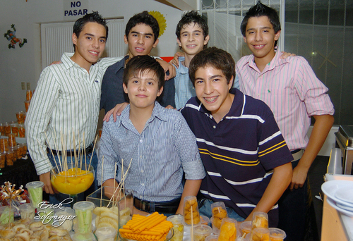 Grupo de amigos que acompañaron a Alejandro en su cumpleaños.