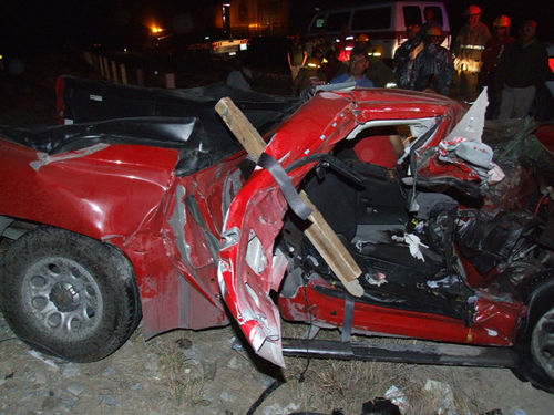 Trágico. Fatal resultó la volcadura de esta camioneta en cuyo interior quedó sin vida el conductor, Enrique Estrada Alcántar, de 46 años y con domicilio en Saltillo. Su hijo resultó con lesiones que lo tienen hospitalizado en Parras.