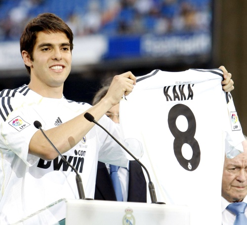 Kaká llegó a Madrid el martes desde Sudáfrica, donde su selección ganó la final de la Copa Confederaciones y Kaká se llevó el trofeo al mejor jugador del torneo.