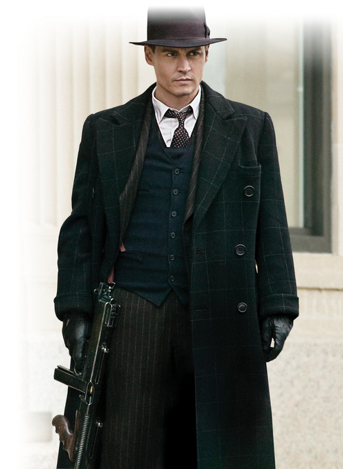 Vuelve en grande. El actor Jonny Depp vuelve a la pantalla grande con Enemigos públicos, donde interpreta a John Dillinger, el asaltante de bancos durante la depresión estadounidense a principio de los años 30.  EL UNIVERSAL