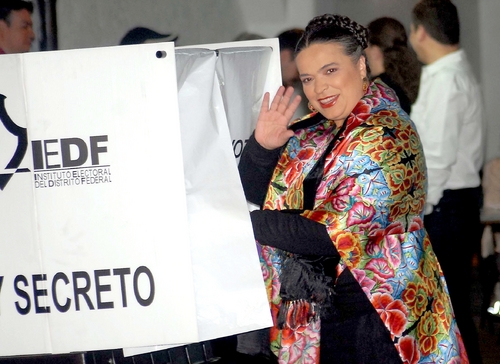 Feliz. Al emitir su voto en la casilla, la presidenta nacional del PRI, Beatriz Paredes.